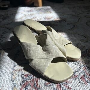 Cream 90s leather kitten heel sandal